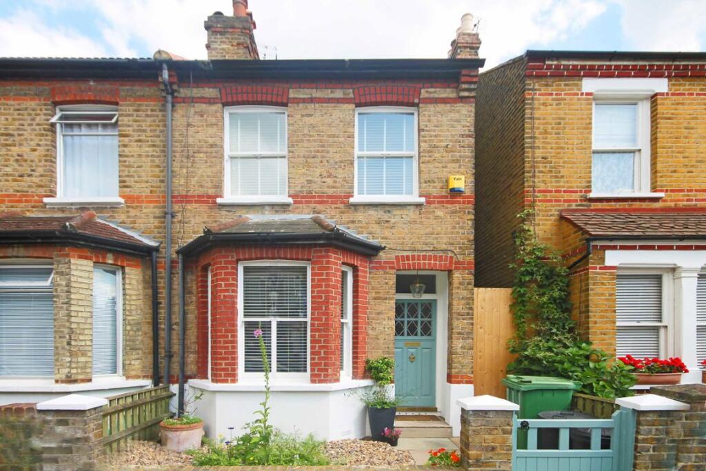 4 bed Detached for rent in Southall. From Robertson Smith & Kempson - Northfields