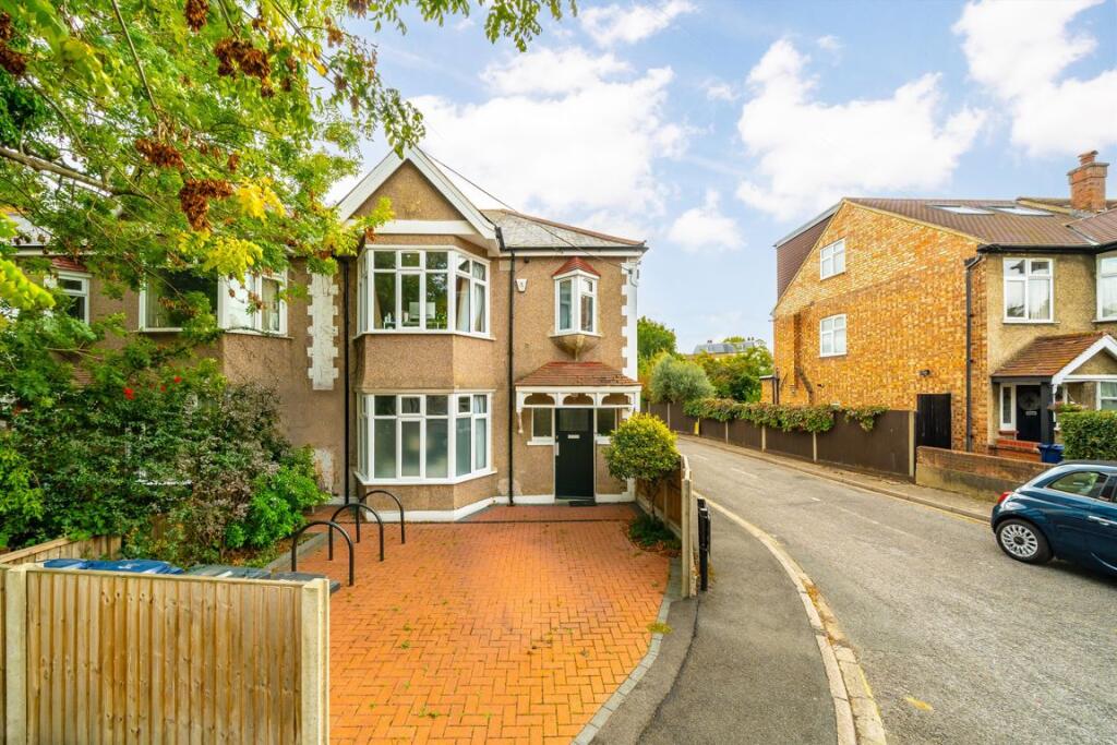 3 bed Detached for rent in Greenford. From Robertson Smith & Kempson - Northfields 3 bed Detached for rent in Greenford. From Robertson Smith & Kempson - Northfields