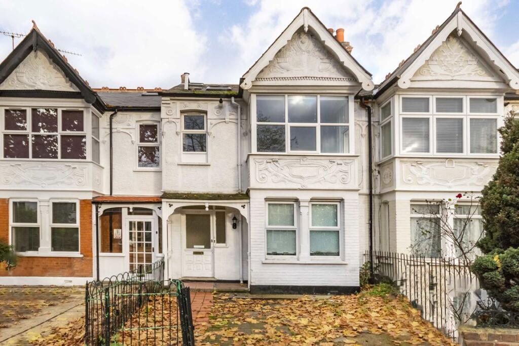 3 bed 1st Floor Flat for rent in Brentford. From Robertson Smith & Kempson - Northfields 3 bed 1st Floor Flat for rent in Brentford. From Robertson Smith & Kempson - Northfields