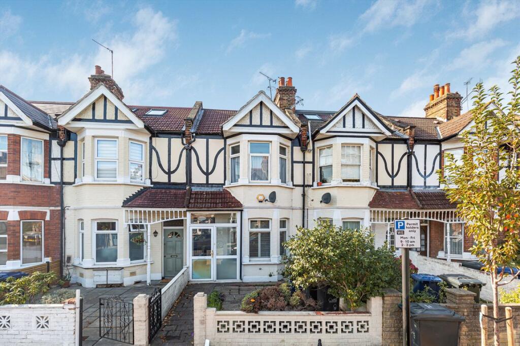 3 bed Detached for rent in Brentford. From Robertson Smith & Kempson - Northfields