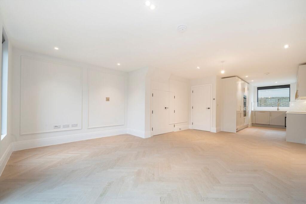 5 bed Detached for rent in Southall. From Robertson Smith & Kempson - Northfields