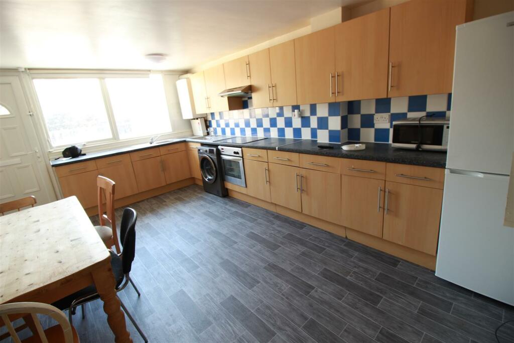 6 bed Mid Terraced House for rent in Uxbridge. From Evans & Company