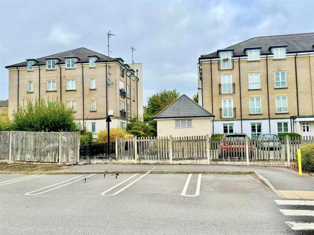 2 bed Apartment for rent in Woking. From Evans & Company
