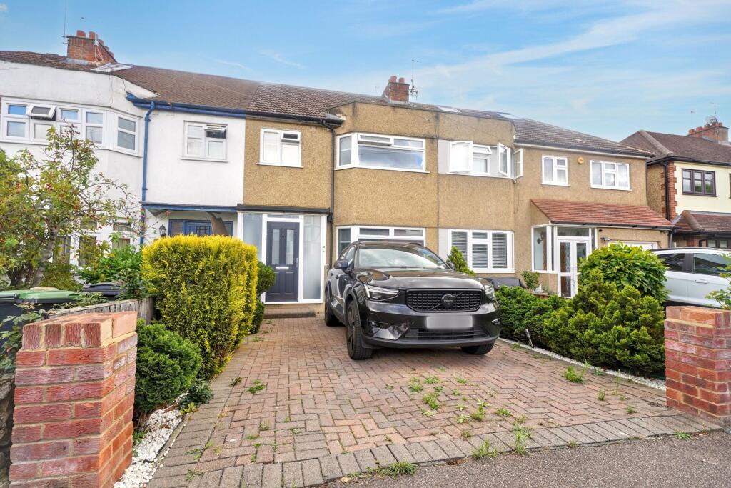 3 bed Mid Terraced House for rent in Chigwell. From Murdochs Property Shop - Stansted 3 bed Mid Terraced House for rent in Chigwell. From Murdochs Property Shop - Stansted