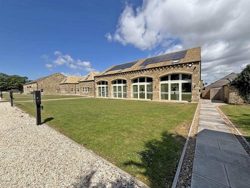 4 bed Mews for rent in . From Nicholls Tyreman - Harrogate