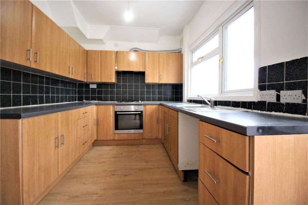 3 bed Mid Terraced House for rent in Northfleet. From Balgores - Gravesend 3 bed Mid Terraced House for rent in Northfleet. From Balgores - Gravesend