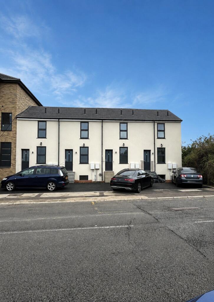 4 bed Mid Terraced House for rent in Northfleet. From Balgores - Gravesend
