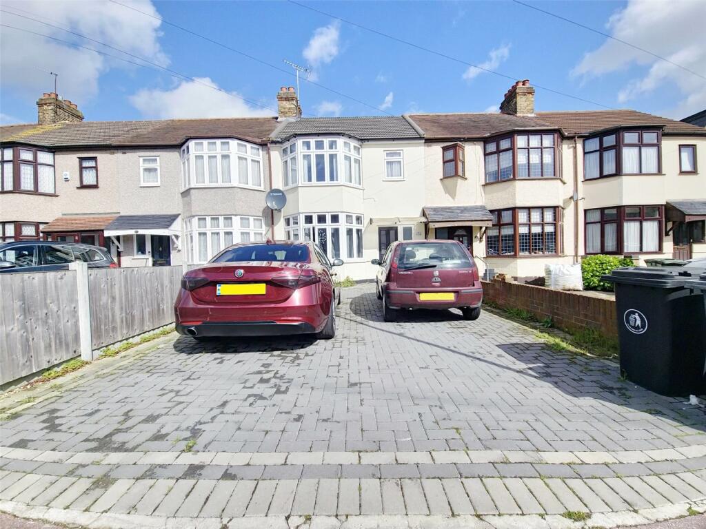4 bed Mid Terraced House for rent in Romford. From Balgores Lettings Ltd - Romford