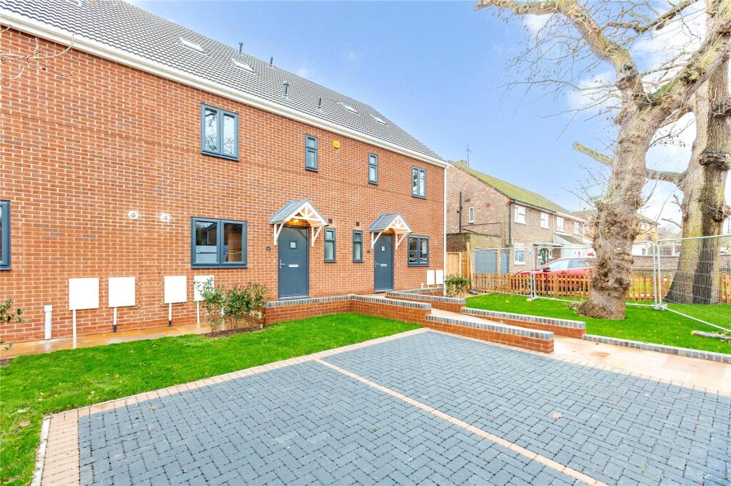 4 bed Mid Terraced House for rent in Noak Hill. From Balgores - Romford Lettings