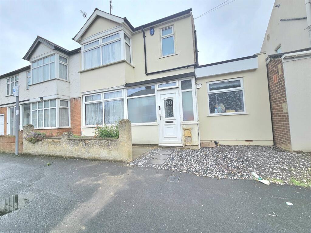 4 bed Semi Detached for rent in Romford. From Balgores Letting Ltd 4 bed Semi Detached for rent in Romford. From Balgores Letting Ltd