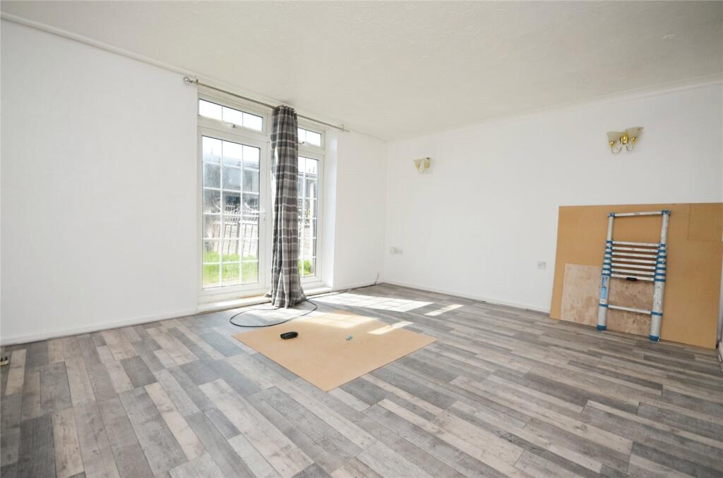 3 bed Mid Terraced House for rent in Romford. From Balgores Letting Ltd