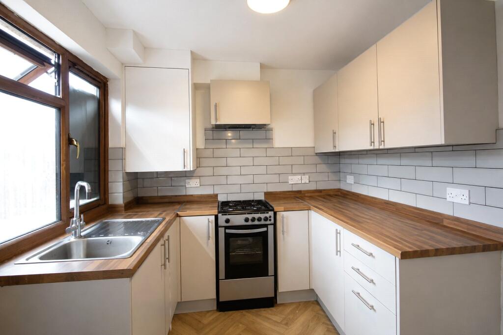 3 bed Mid Terraced House for rent in Basildon. From Balgores Basildon Ltd - Lettings