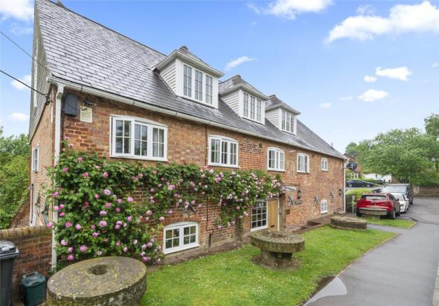 2 bed 1st Floor Flat for rent in Dorking. From Northwood - Crawley