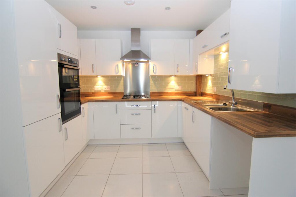 3 bed Town House for rent in Failsworth. From Saltsman & Co Estate Agents Oldham