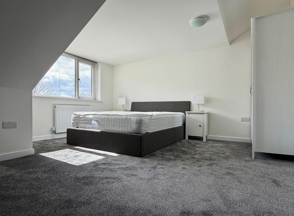 3 bed Mews for rent in Tottenham. From Saltsman & co - Droylsden