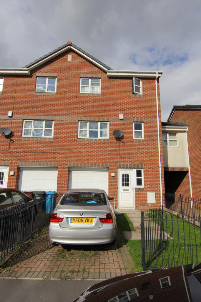 4 bed Town House for rent in Failsworth. From Saltsman & Co Estate Agents Oldham