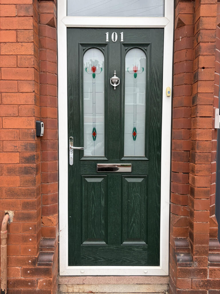 4 bed Mid Terraced House for rent in Droylsden. From Saltsman & Co Estate Agents Oldham 4 bed Mid Terraced House for rent in Droylsden. From Saltsman & Co Estate Agents Oldham