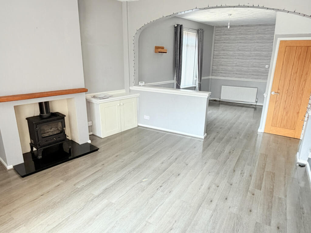 2 bed End of Terrace for rent in Droylsden. From Saltsman & Co Estate Agents Oldham