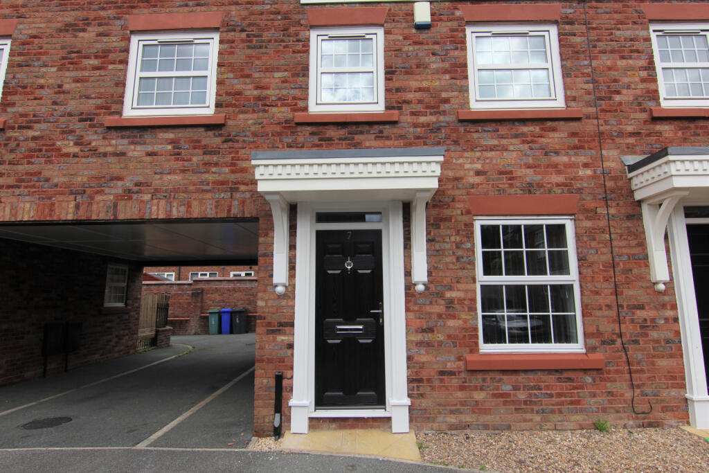 3 bed Mews for rent in Hyde. From Saltsman & Co Estate Agents Oldham