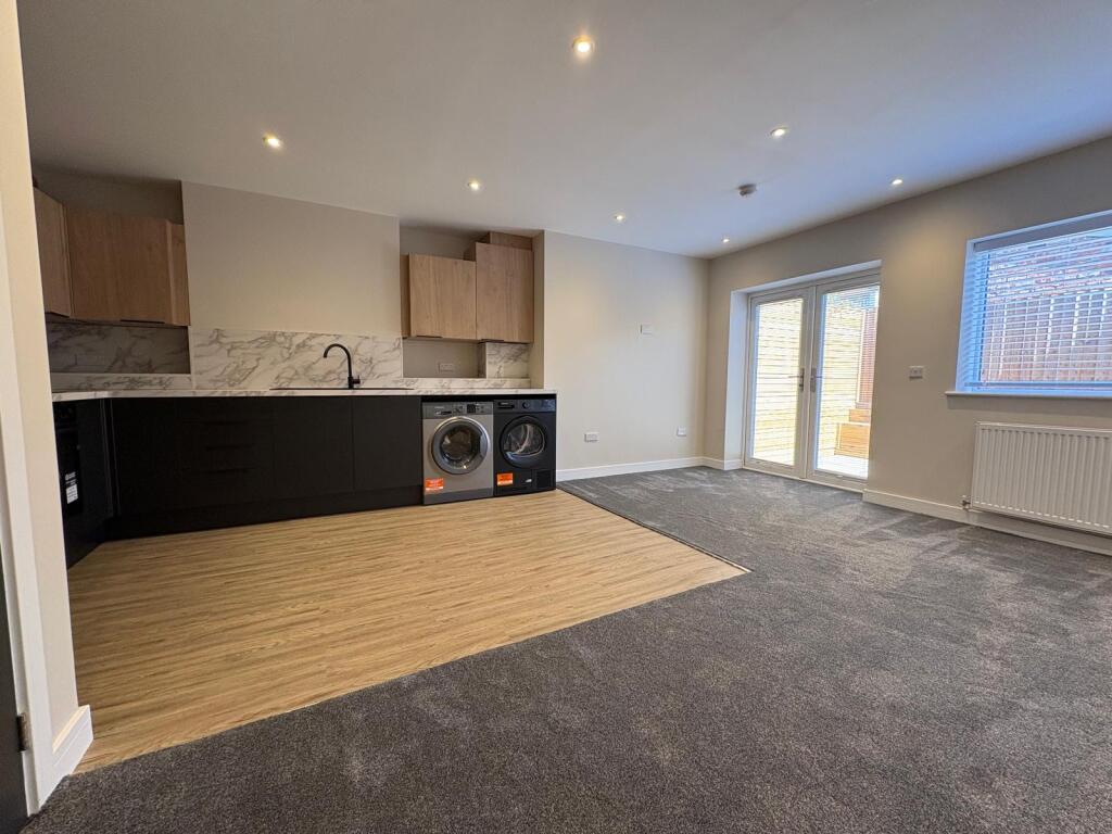 2 bed 1st Floor Flat for rent in Droylsden. From Saltsman & Co Estate Agents Oldham 2 bed 1st Floor Flat for rent in Droylsden. From Saltsman & Co Estate Agents Oldham