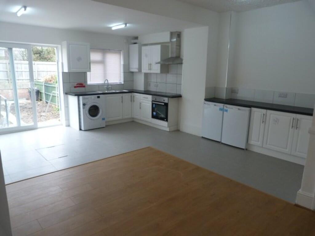 4 bed Mid Terraced House for rent in London. From Empire Estates - North West London