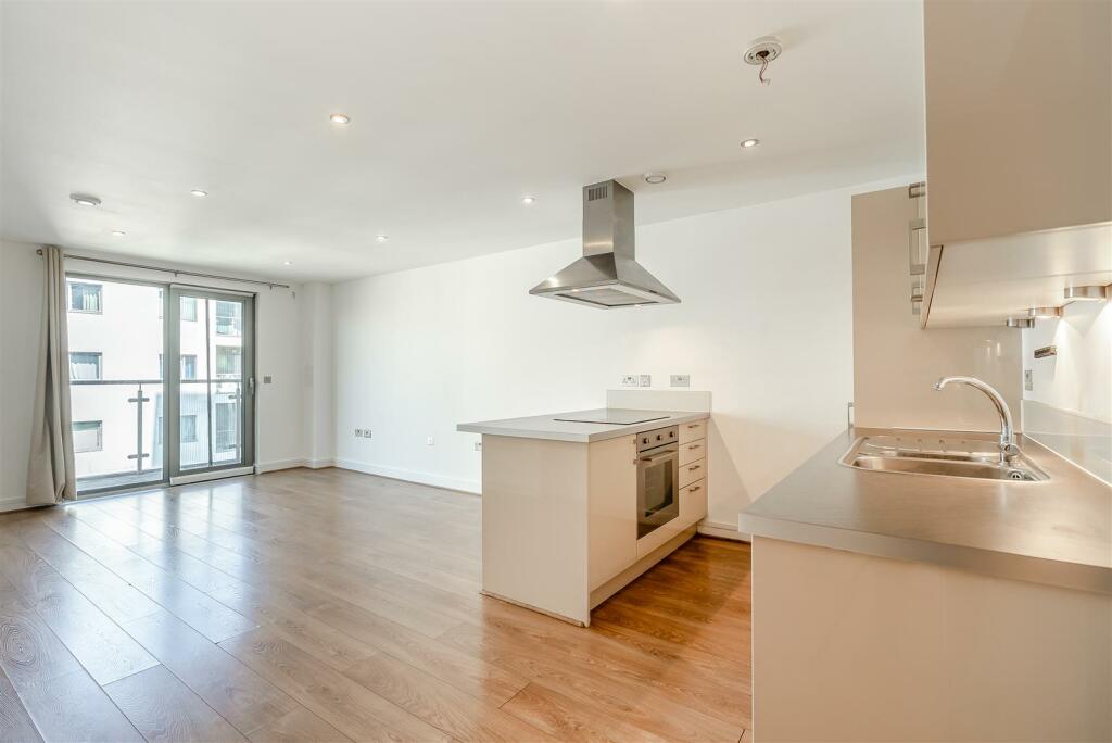 3 bed Flat for rent in Bow. From Fisks London