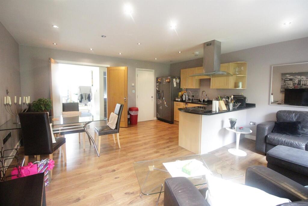 3 bed 1st Floor Flat for rent in Poplar. From Fisks Ltd - London 3 bed 1st Floor Flat for rent in Poplar. From Fisks Ltd - London