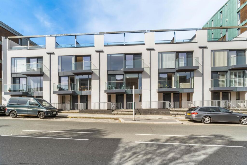 4 bed Mid Terraced House for rent in Plymouth. From DC Lane - Plymouth