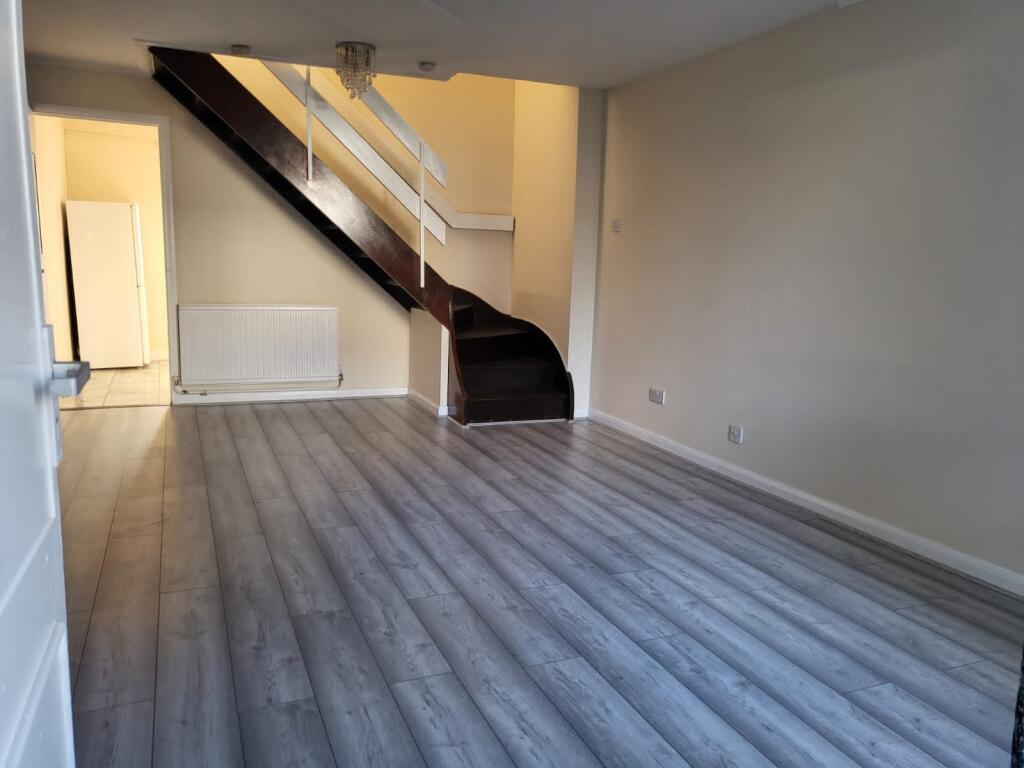 2 bed Mid Terraced House for rent in Romford. From gLocalAgents.co.uk - Covering Nationwide
