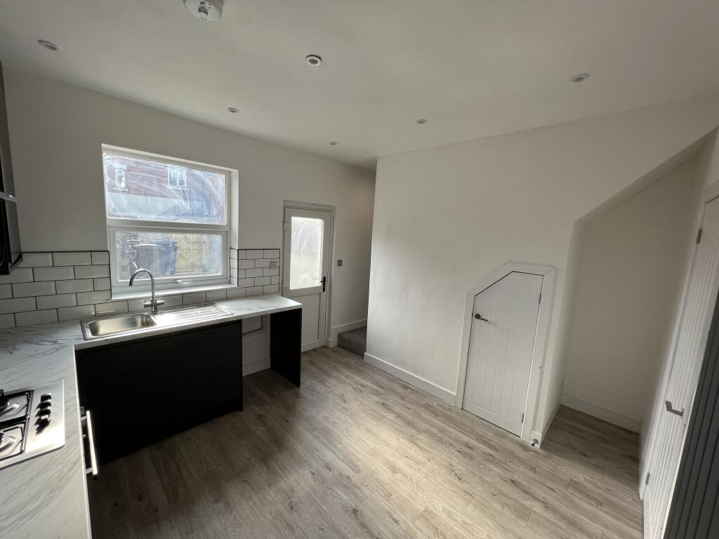 2 bed Mid Terraced House for rent in Leyland. From gLocalAgents.co.uk - Covering Nationwide