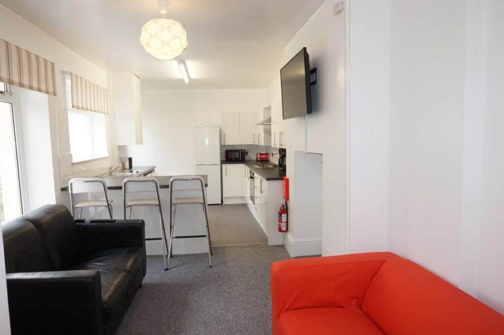 5 bed Mid Terraced House for rent in Plymouth. From A Home After Halls - Plymouth