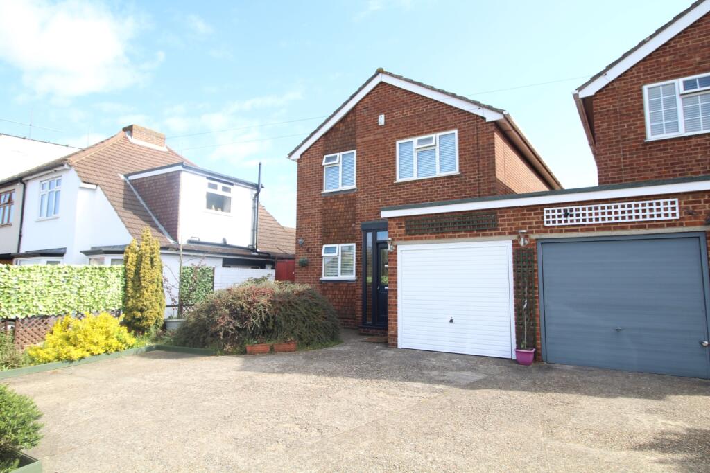 3 bed Link detached house for rent in Crayford. From Acorn - Dartford