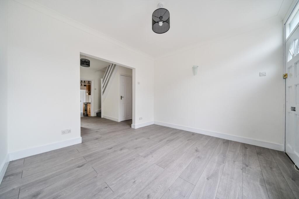 3 bed Mid Terraced House for rent in Crayford. From Acorn - Dartford