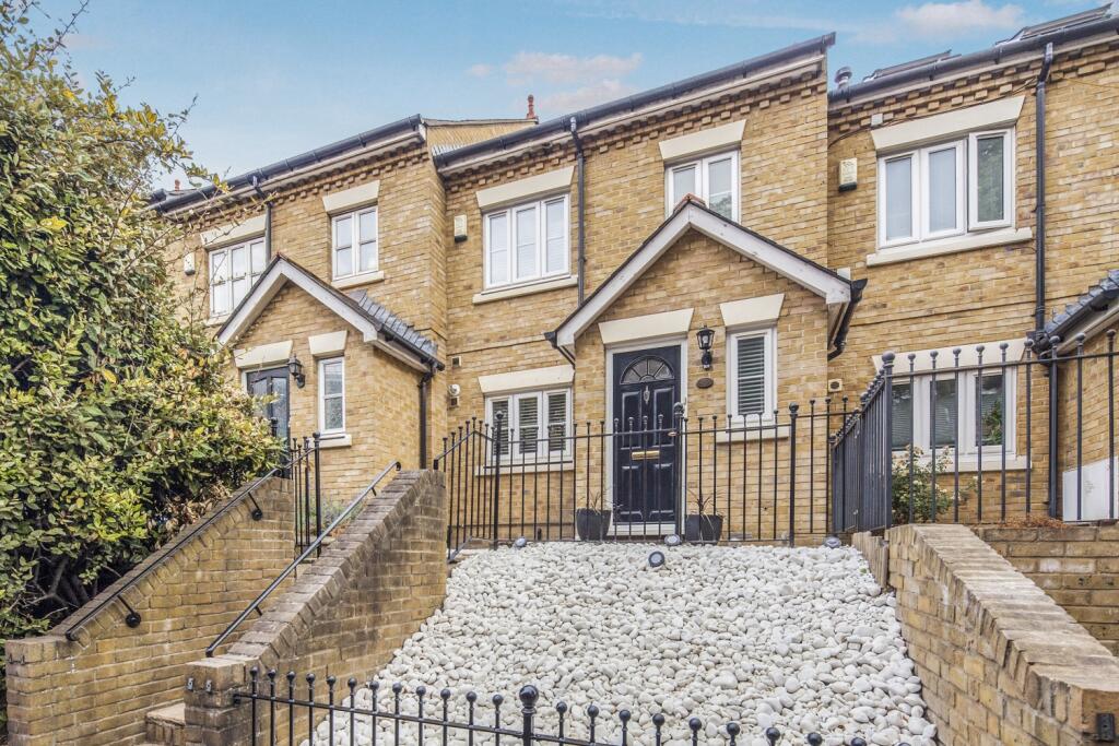3 bed Mid Terraced House for rent in Penge. From Acorn - Dulwich