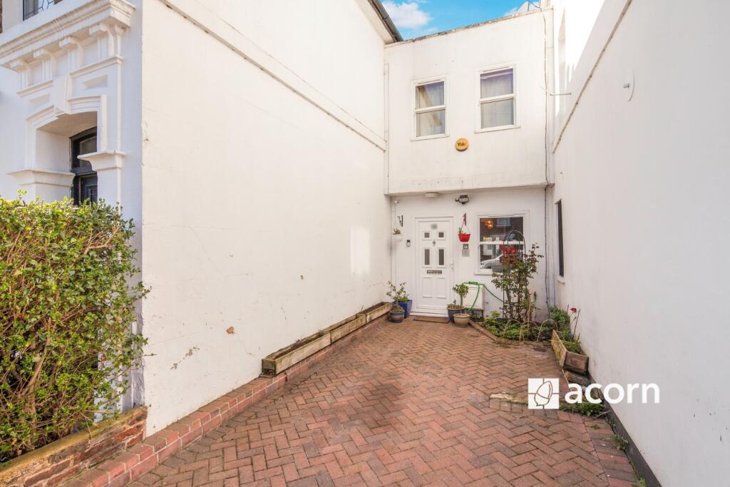 3 bed Mid Terraced House for rent in Lewisham. From Acorn - Lewisham