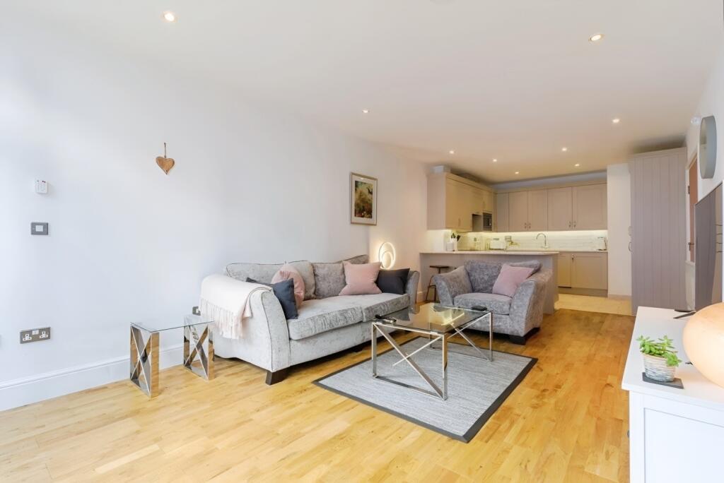 3 bed 1st Floor Flat for rent in Bermondsey. From Acorn - London Bridge
