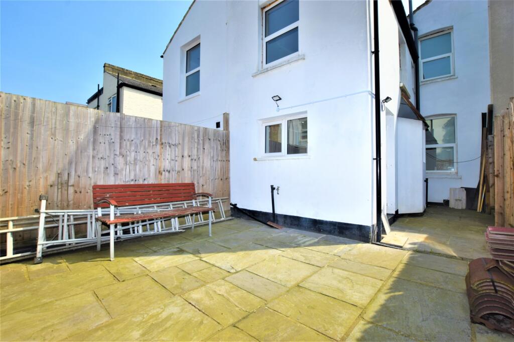 3 bed Mid Terraced House for rent in Camberwell. From Acorn - Peckham Rye