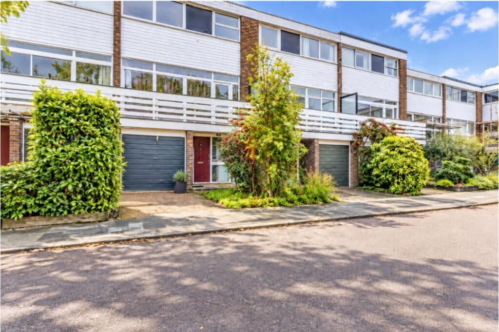 5 bed Mid Terraced House for rent in Camberwell. From Acorn - Peckham Rye