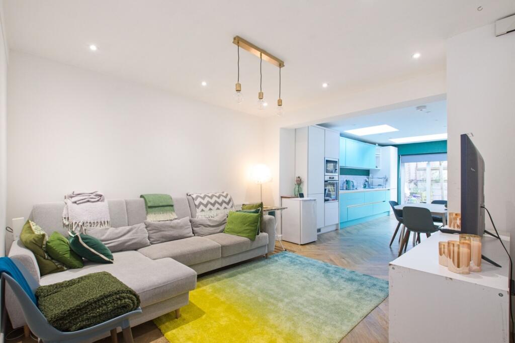 3 bed End of Terrace for rent in Woolwich. From John Payne - Plumstead High Street