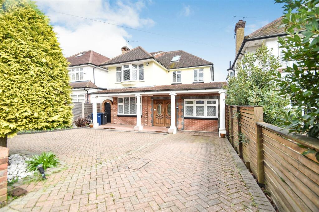 6 bed Detached House for rent in Barnet. From Adam Hayes Estate Agents - North Finchley - N12
