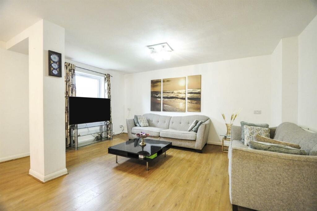 3 bed Apartment for rent in Friern Barnet. From Adam Hayes Estate Agents - North Finchley - N12