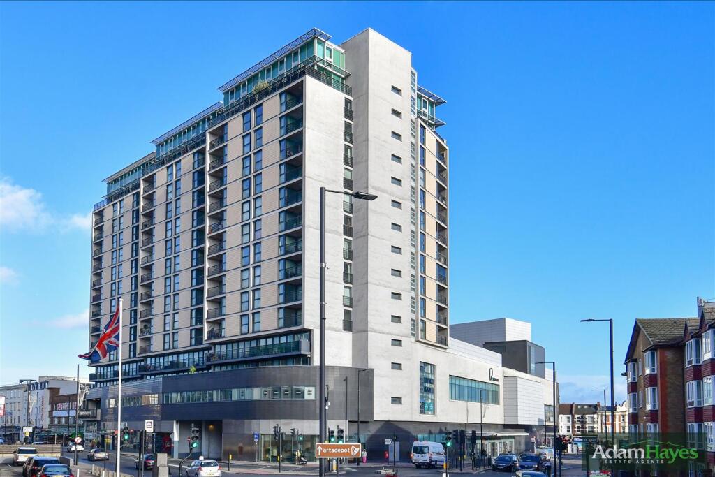 2 bed Penthouse for rent in Friern Barnet. From Adam Hayes Estate Agents - North Finchley - N12