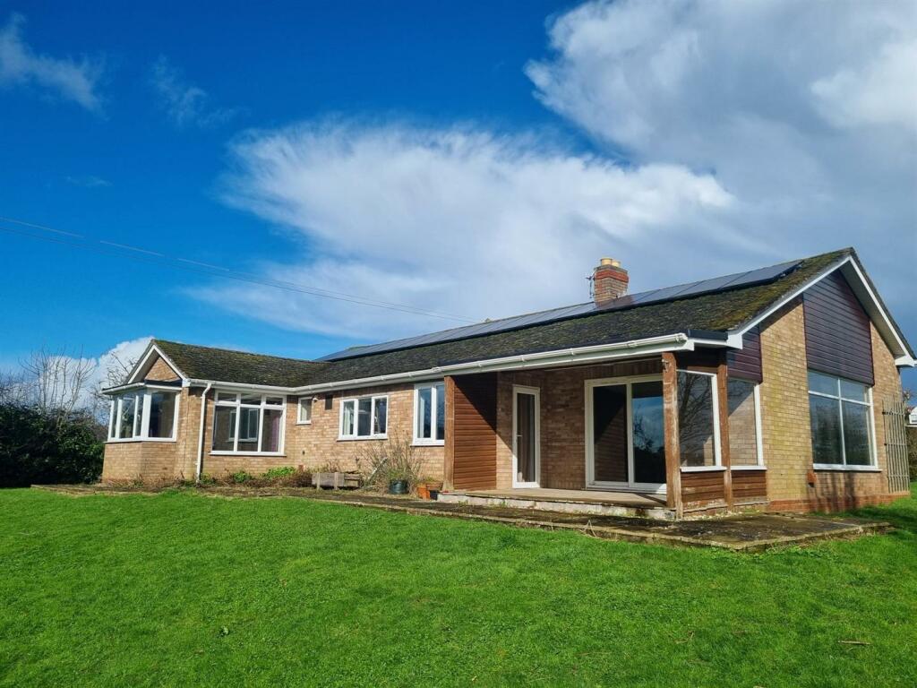 4 bed Detached bungalow for rent in Worcester. From Allan Morris