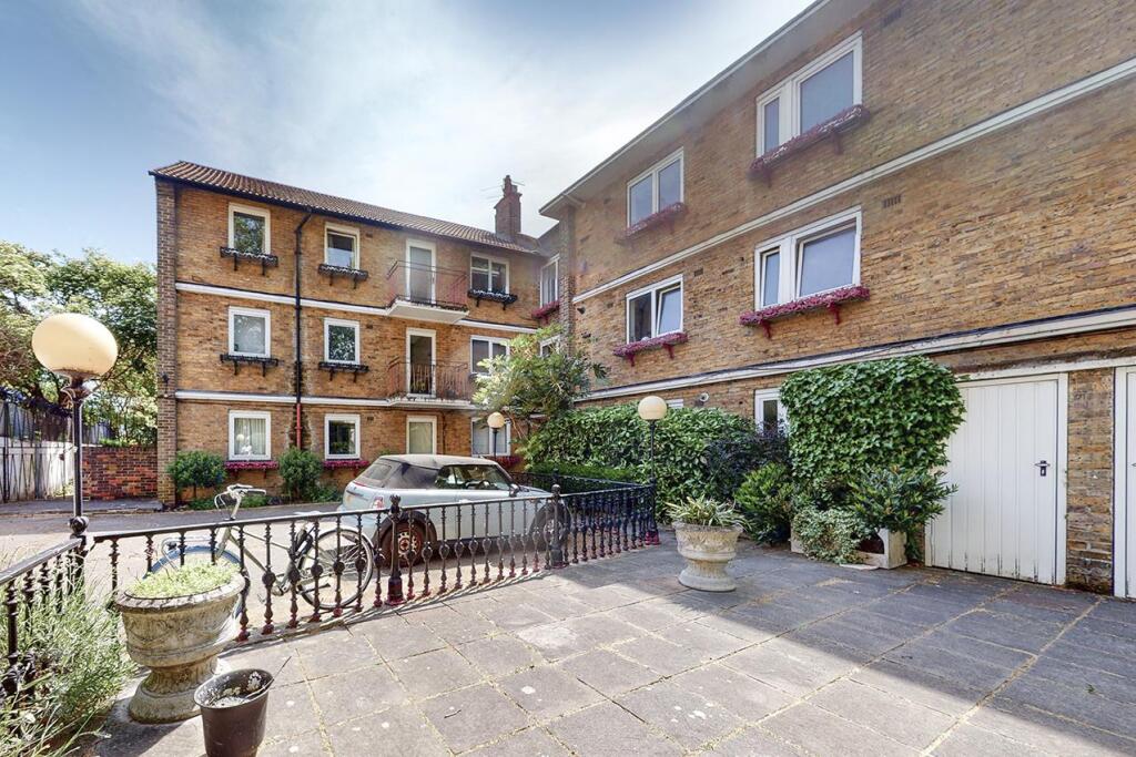 3 bed 1st Floor Flat for rent in Stoke Newington. From Alwyne Estate Agents - London