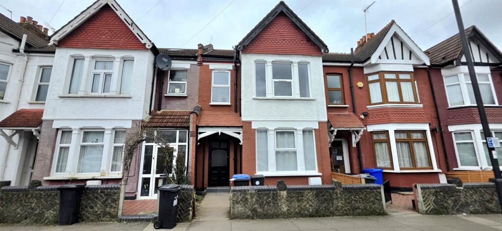 4 bed Detached for rent in London. From Andrew Stevens - Enfield