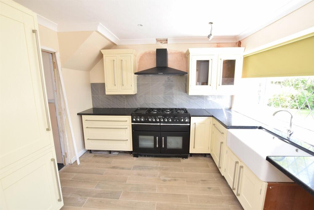 5 bed Semi-Detached House for rent in Romford. From Andrews Letting and Management - Romford