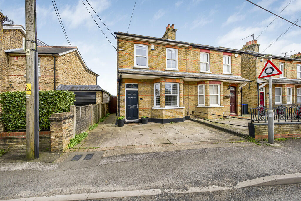 3 bed Semi-Detached House for rent in Iver. From Andrews Turbervilles Estate Agents - Hillingdon - Crescent Parade