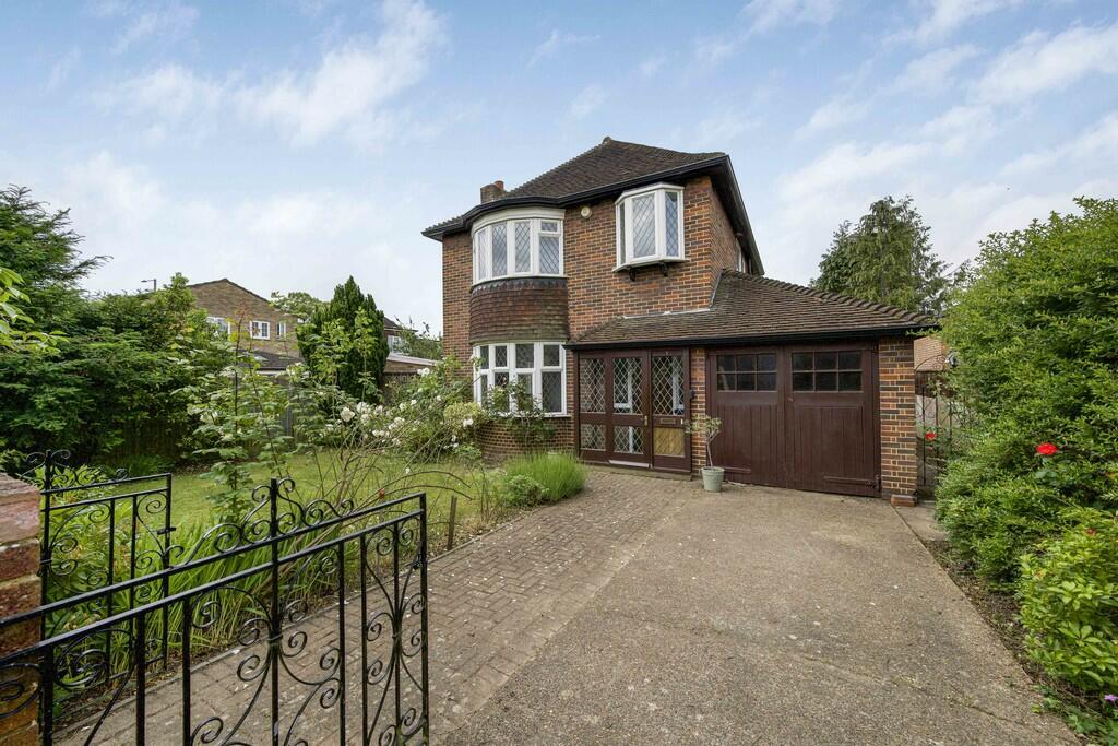3 bed Detached House for rent in Uxbridge. From Andrews Turbervilles Estate Agents - Hillingdon - Crescent Parade