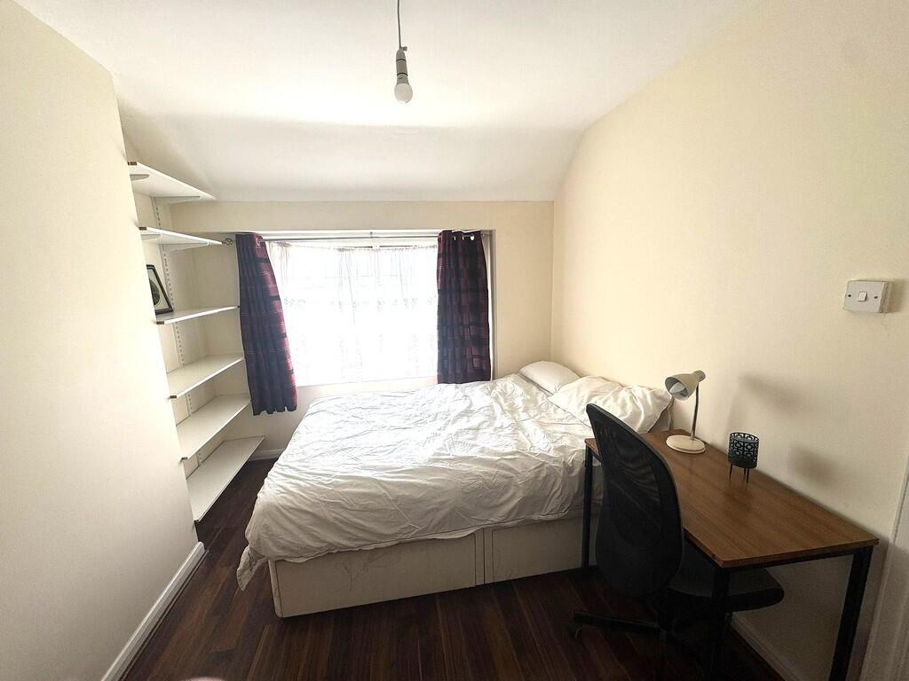 1 bed House Share for rent in Uxbridge. From Andrews Turbervilles Estate Agents - Hillingdon - Crescent Parade