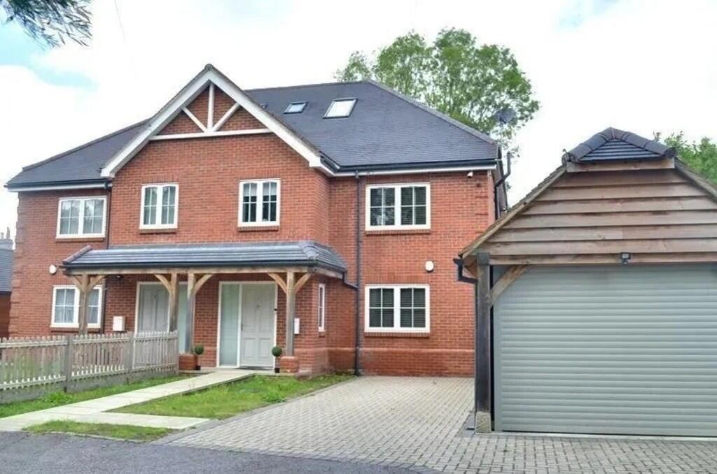 4 bed Semi Detached for rent in Uxbridge. From Andrews Turbervilles Estate Agents - Hillingdon - Crescent Parade